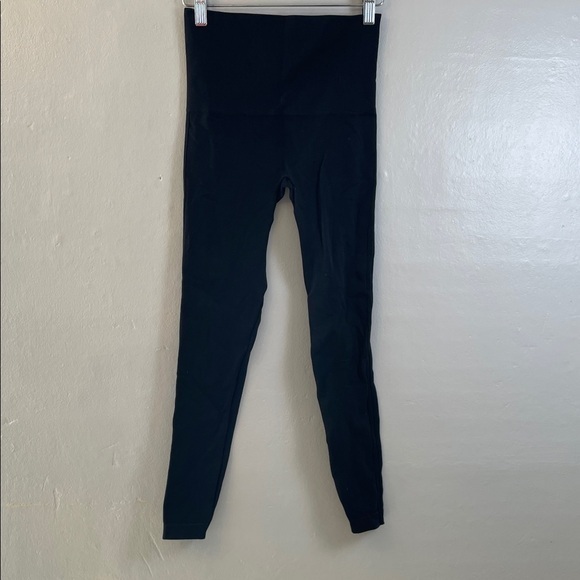 SPANX Pants - SPANX women’s black Textured Leggings medium